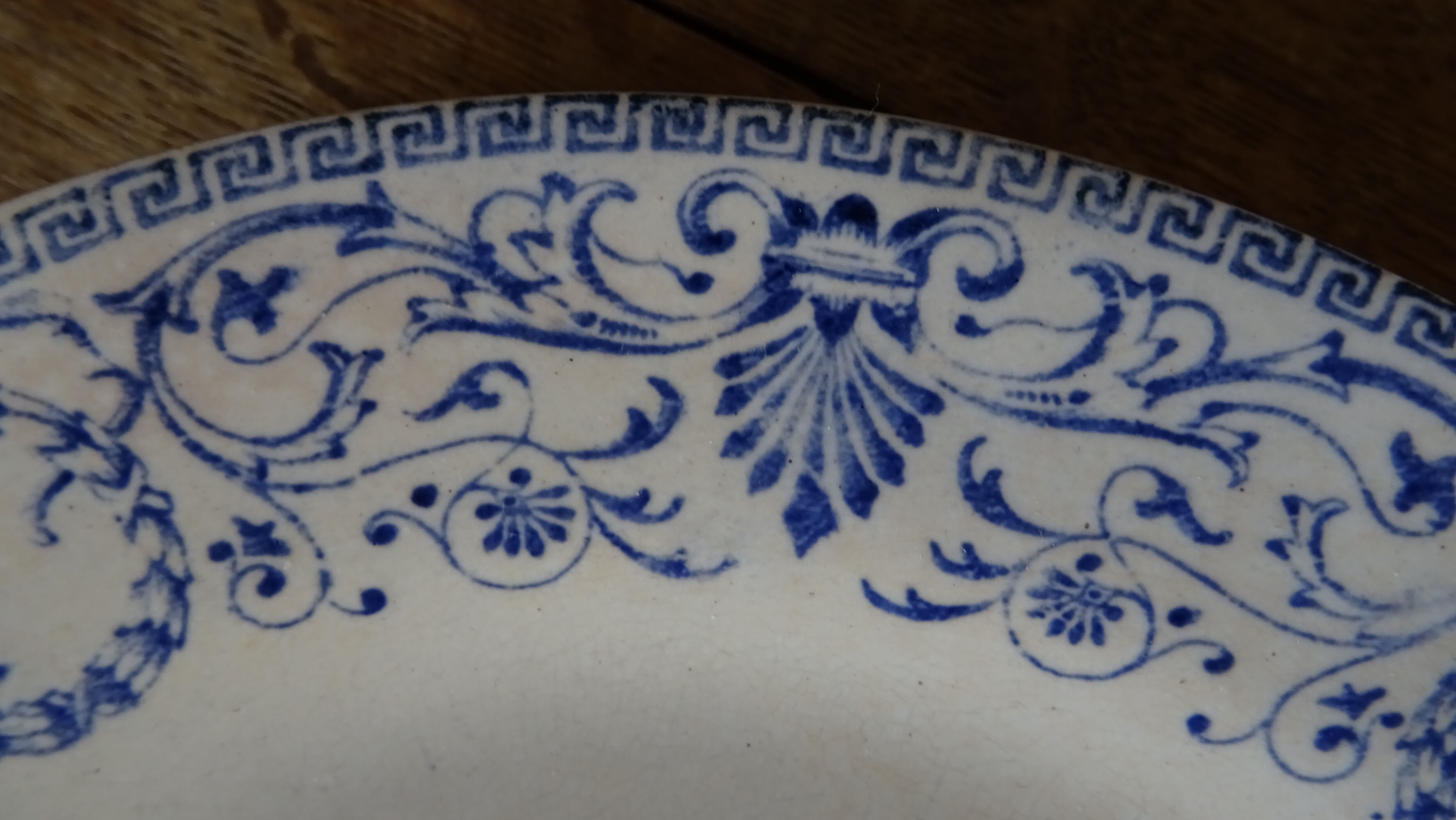 Lot d'une assiette plate et une creuse anciennes XlXème "creil et montereau labrador"