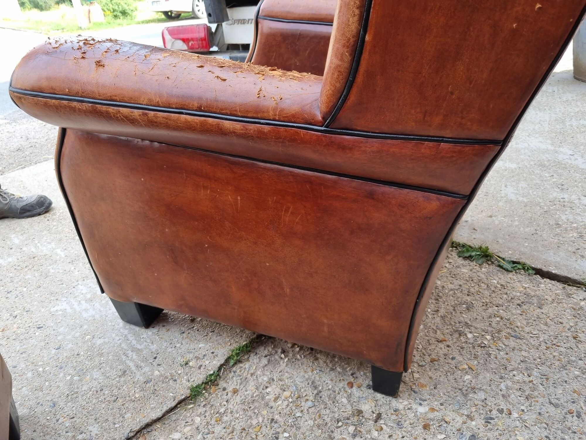Paire de fauteuils club en cuir des années 1980