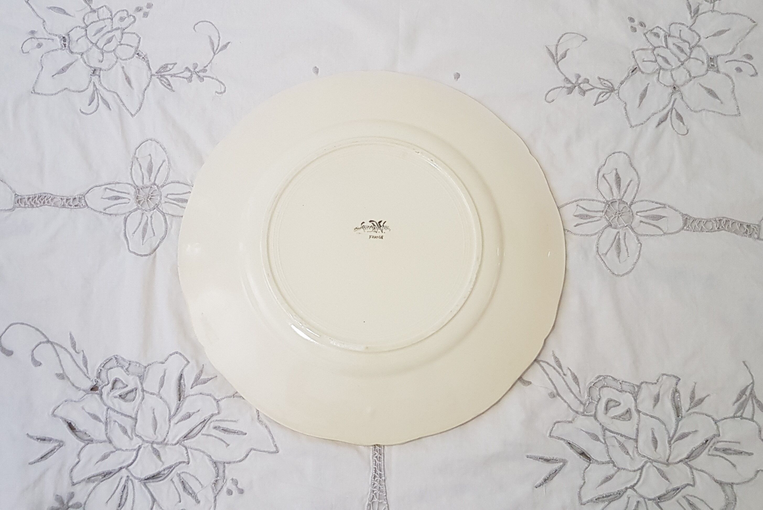 Plat rond de service en faïence de Sarreguemines modèle Ivoire - Antique English Vintage - Campagne