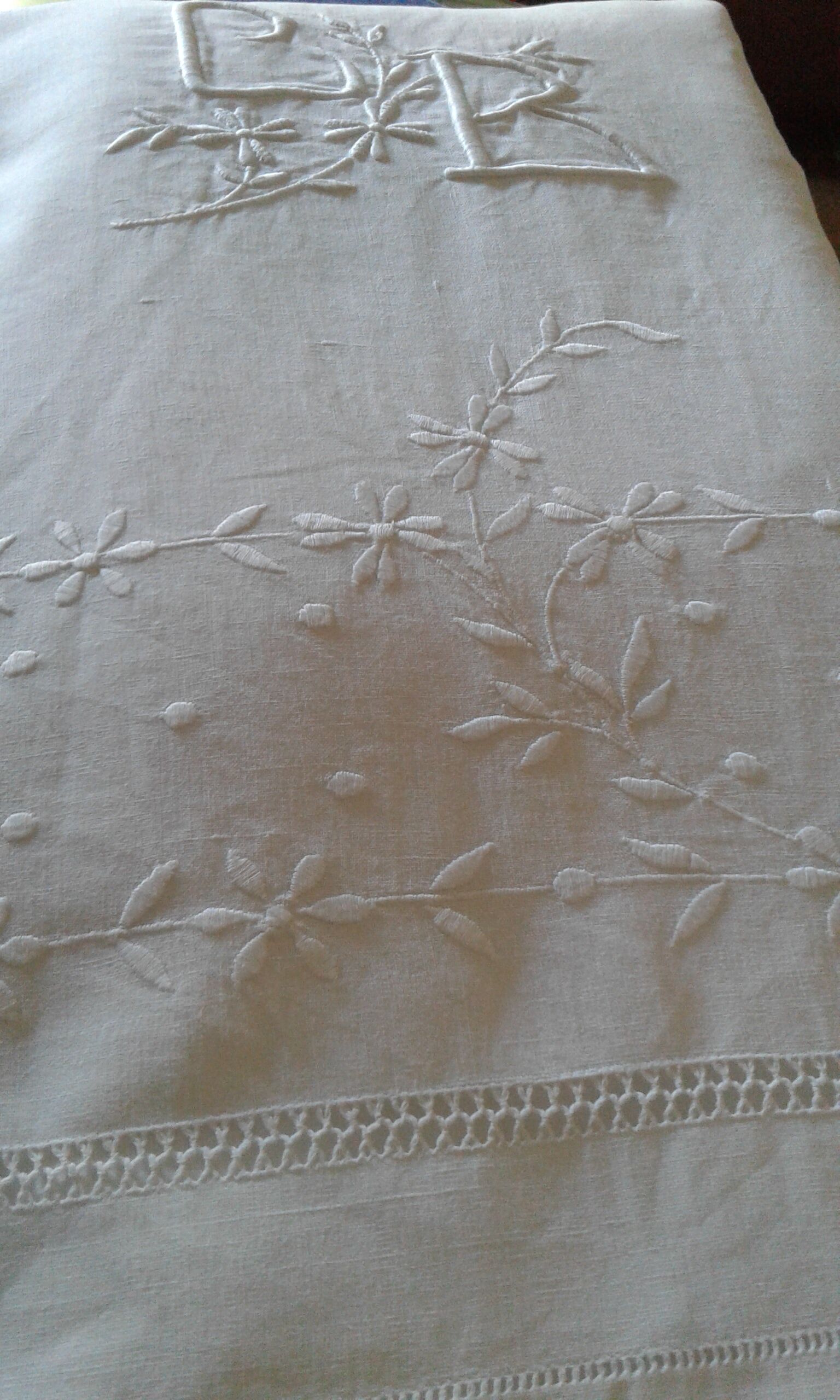 Drap ancien brodé monogramme Cb et fleurs