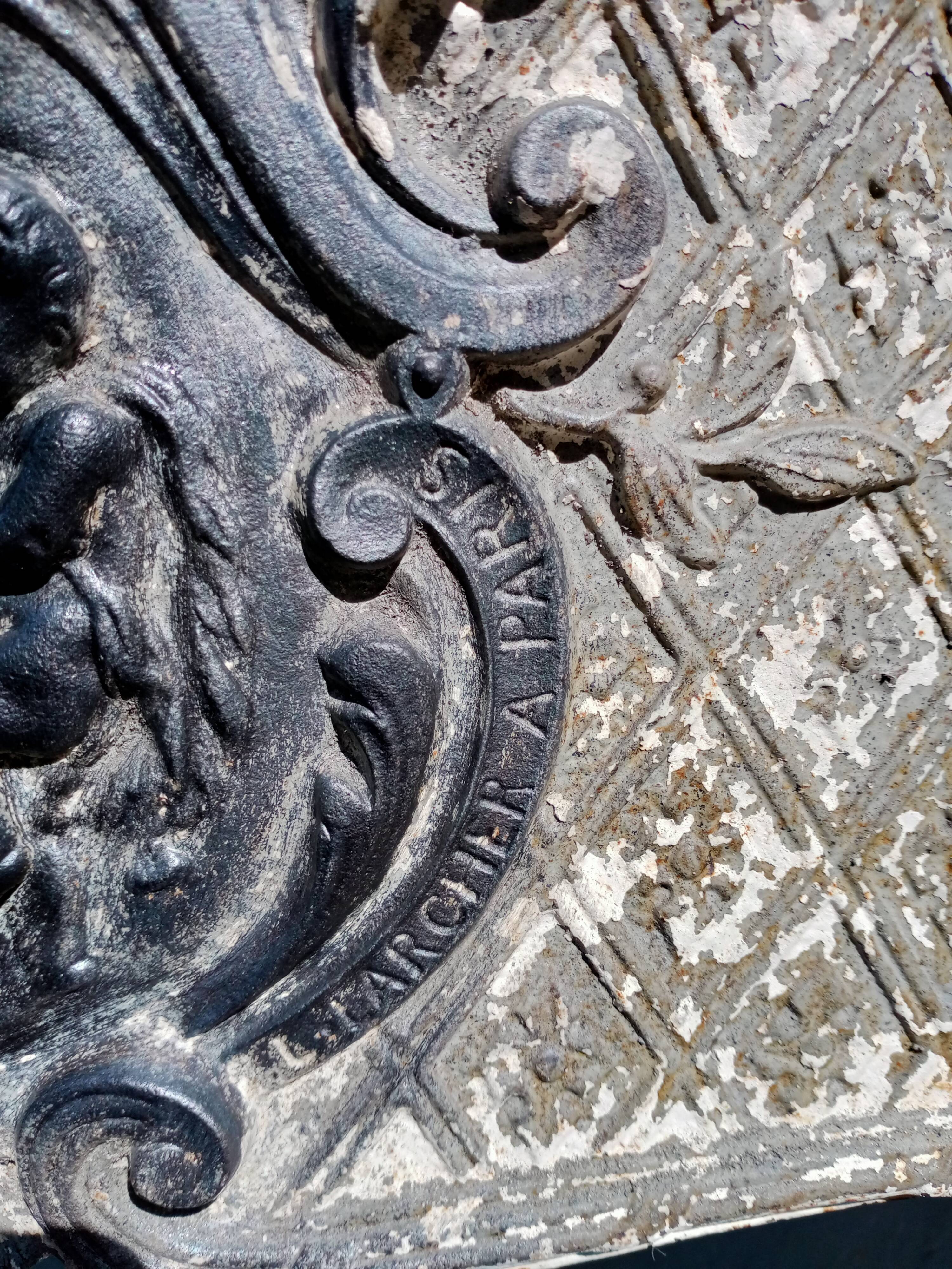 Cast-iron fireplace angelots decorations