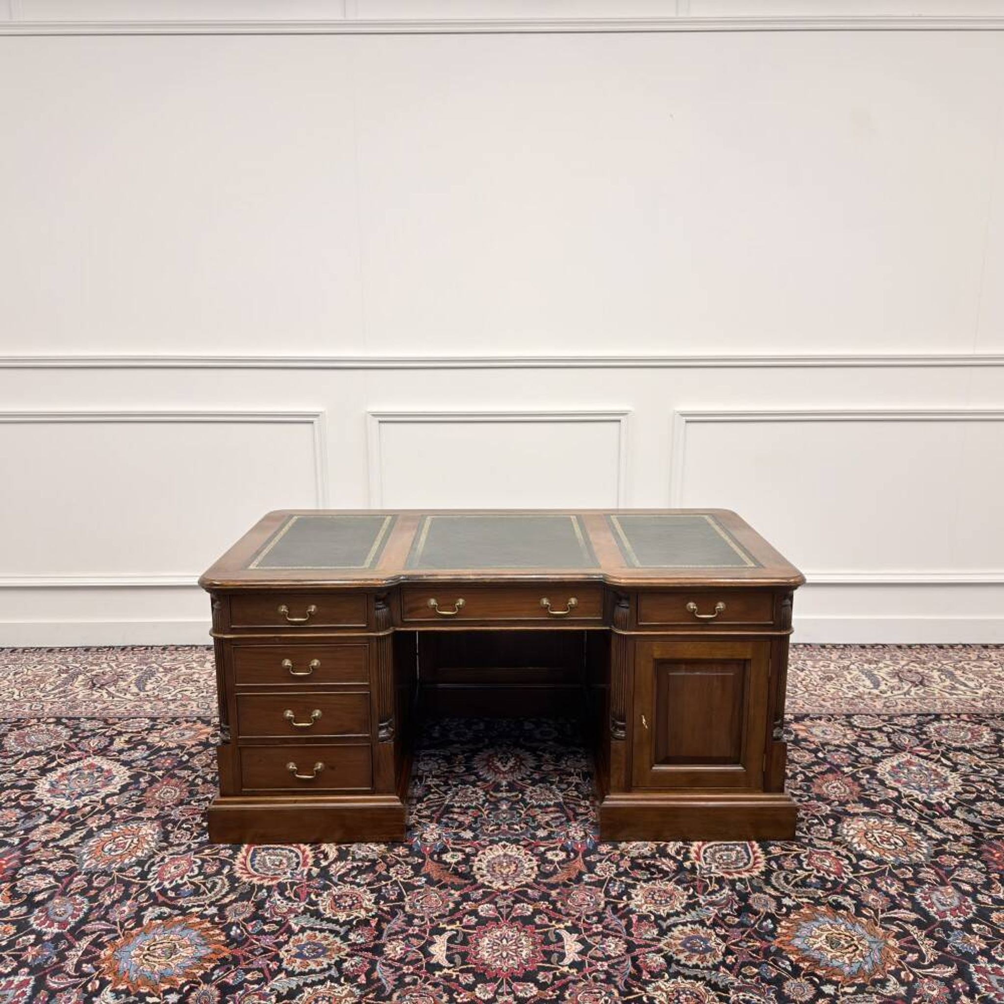 Bureau Chesterfield anglais classique avec panneau arrière