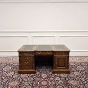Bureau Chesterfield anglais classique avec panneau arrière