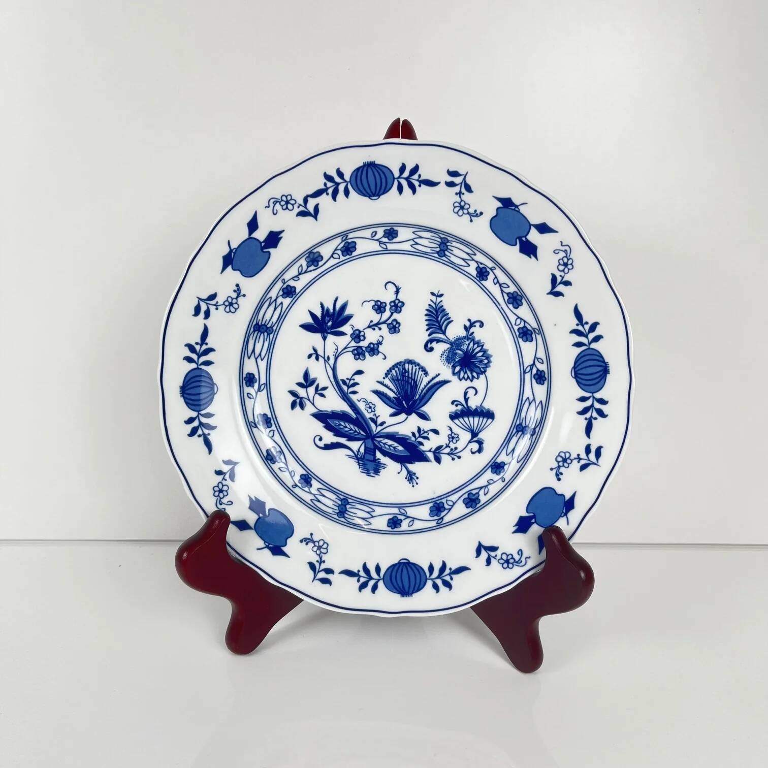 Set of 5 dessert plates with blue onion pattern by Wellco, porcelain.