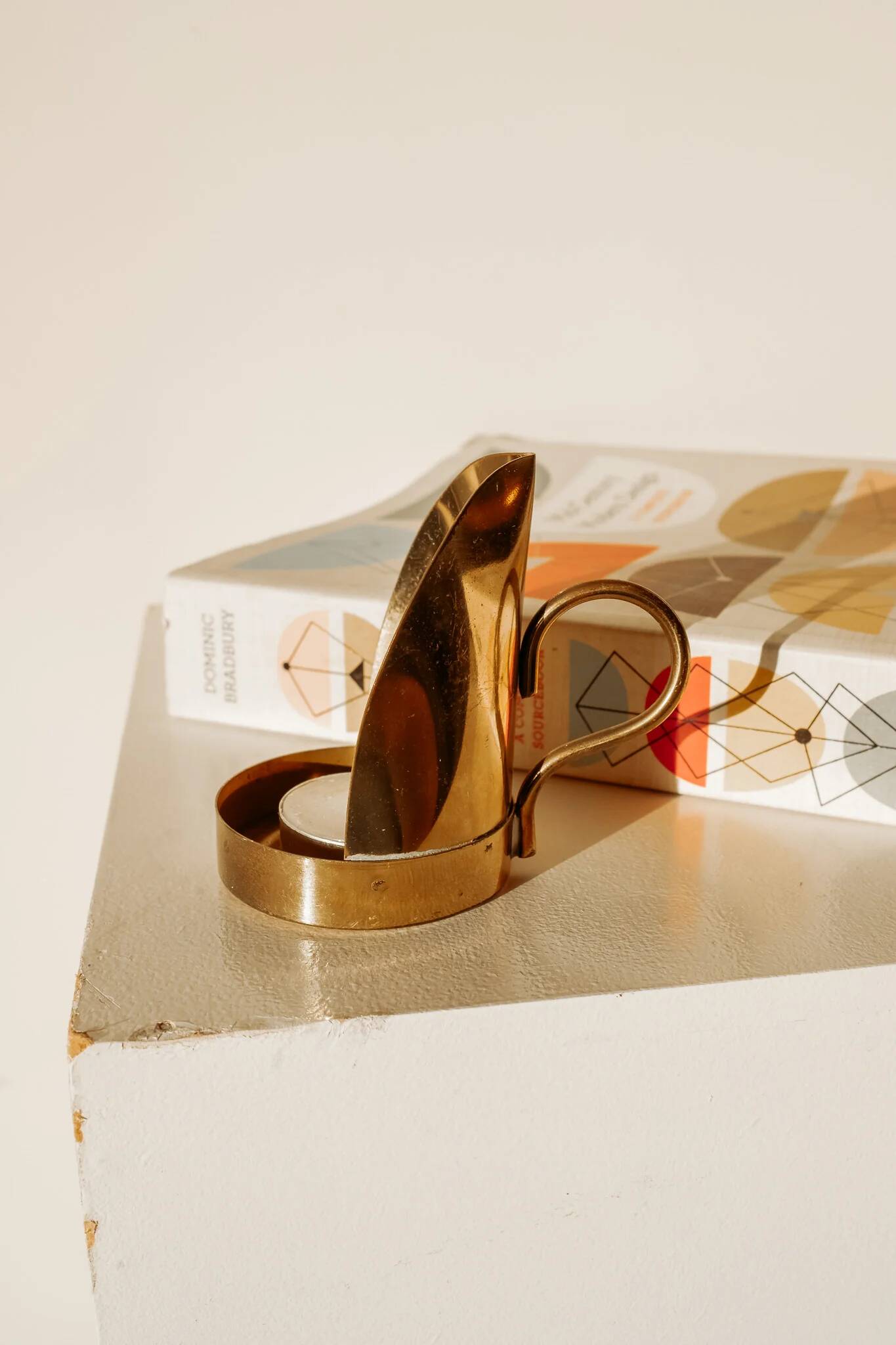 Brass tea light holder with handle
