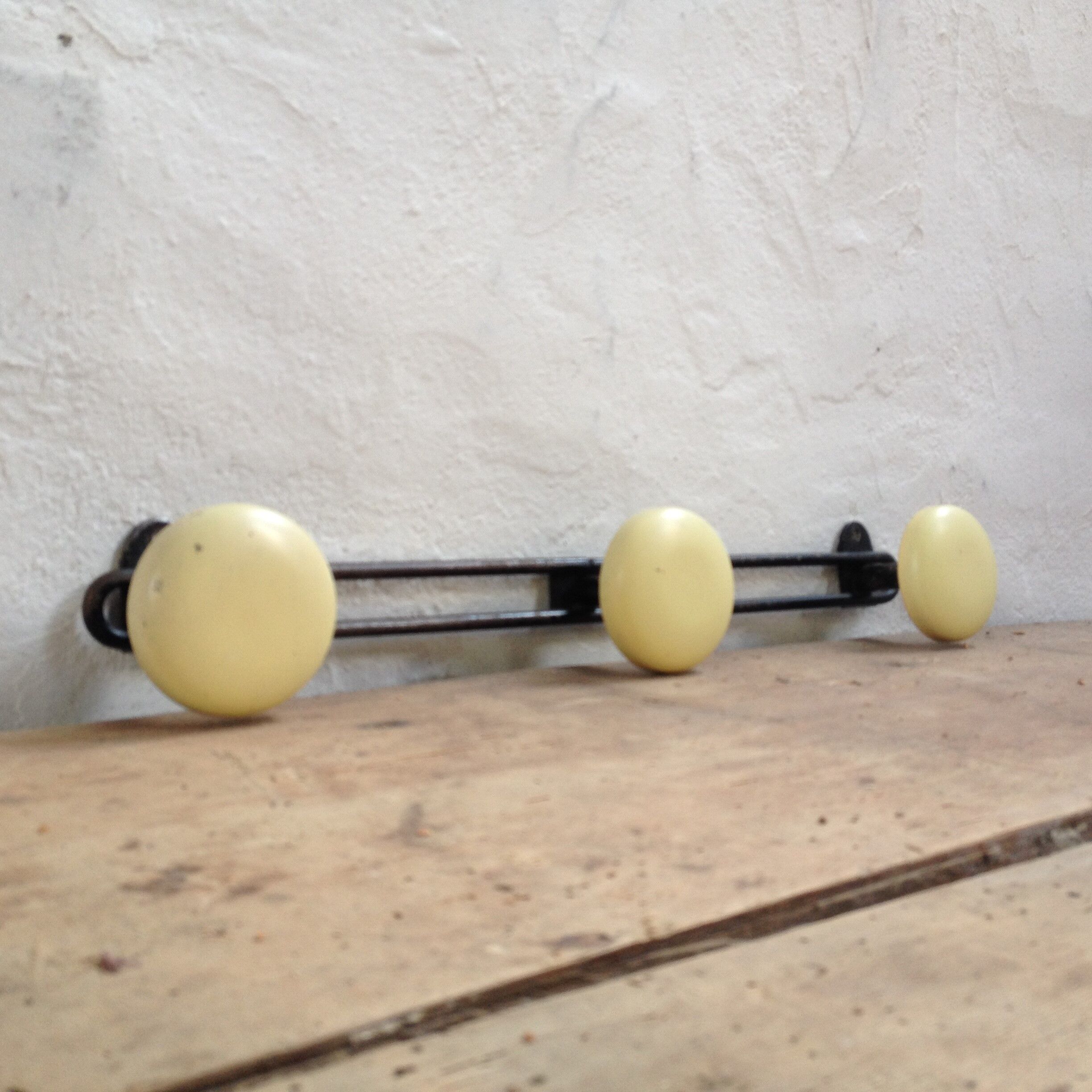 Coat door 3 yellow patères