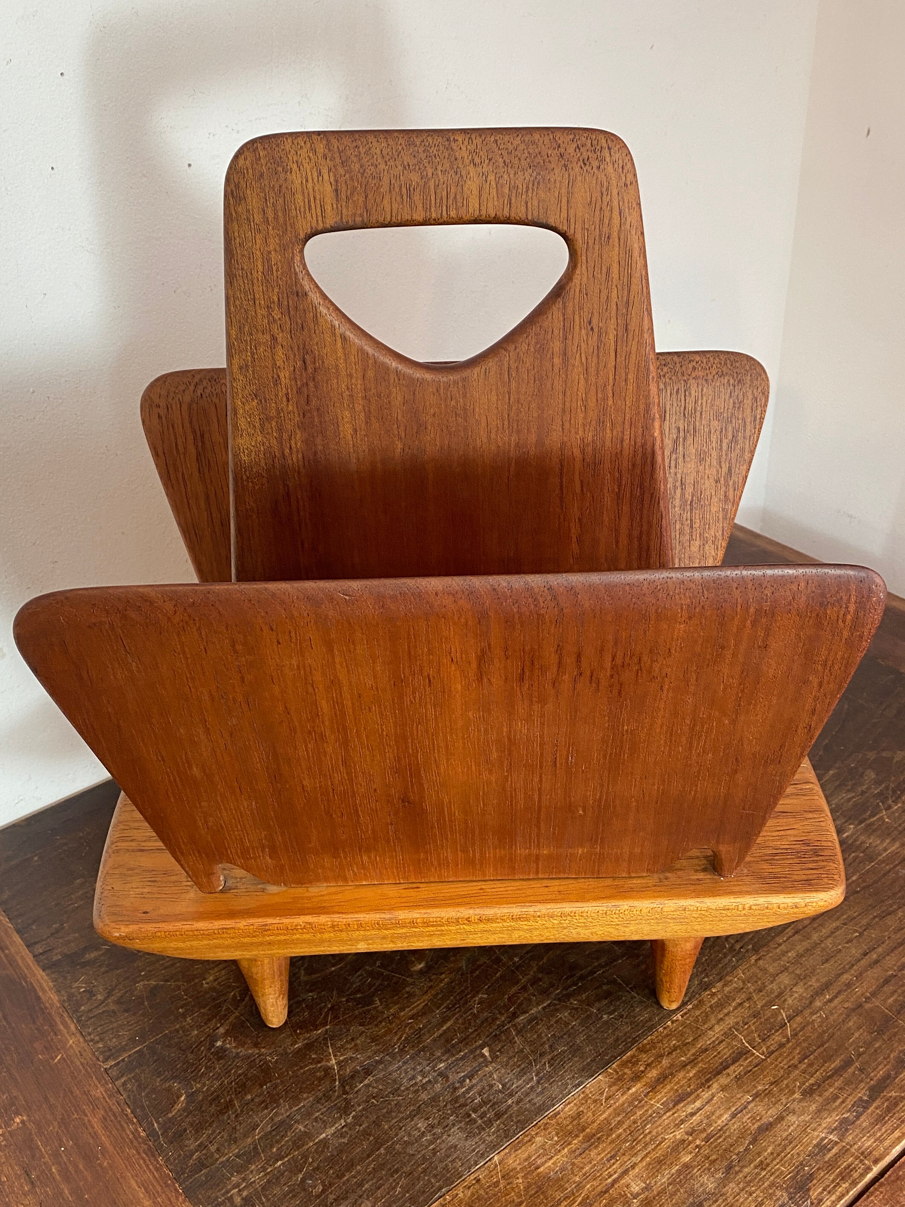 Magazine rack, in oak, by Pierre Cruège