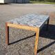 Table à manger en teck avec plateau illustré