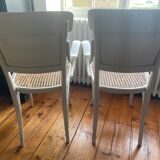 1 banquette cannée, 2 chaises avec accoudoir cannées, 2 chaises cannées