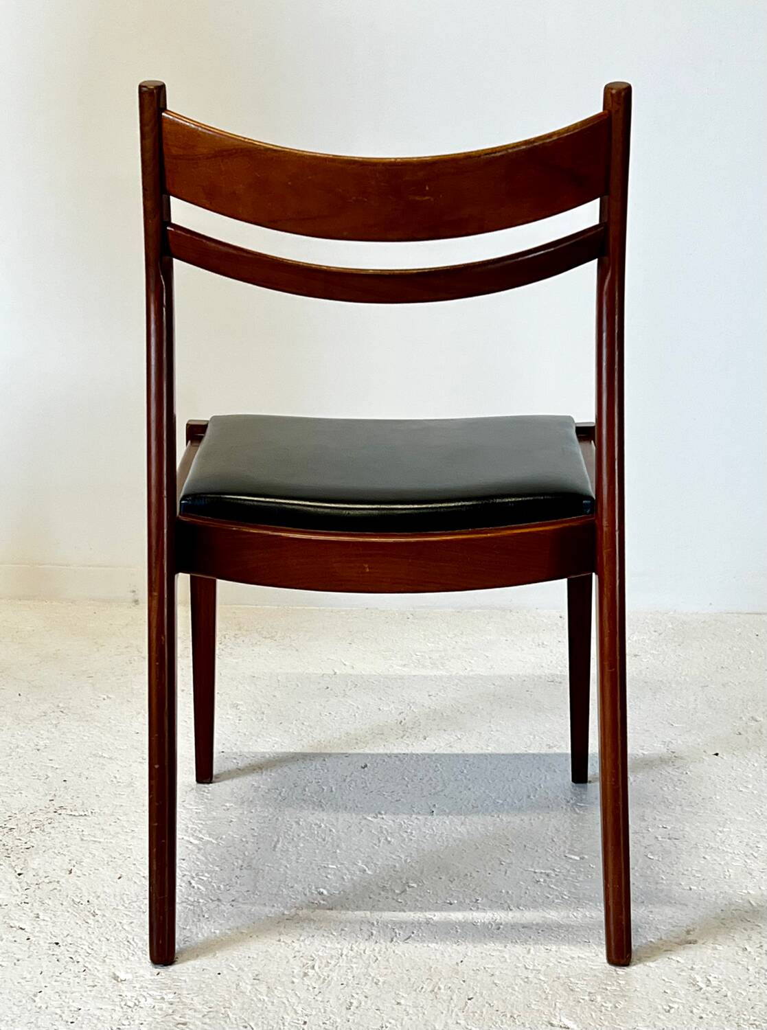 4 chaises scandinaves