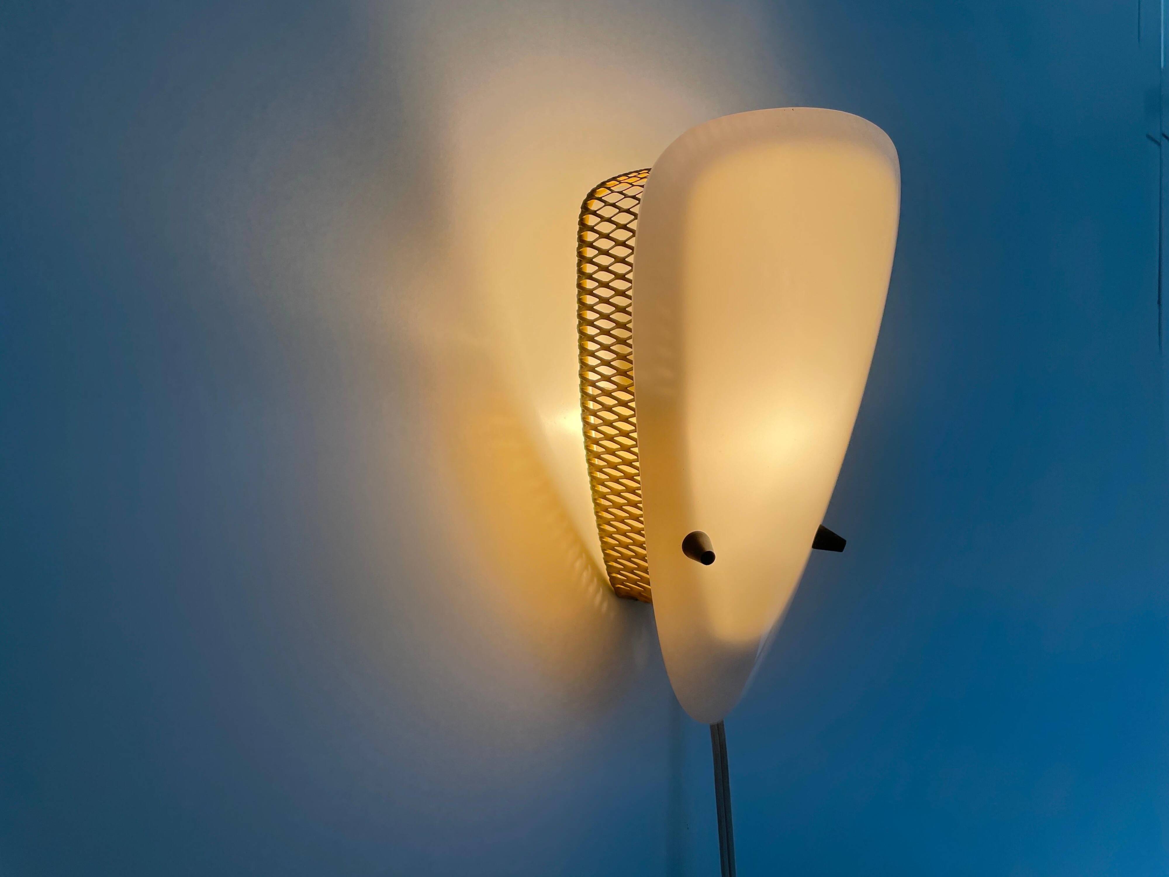 Applique simple du milieu du siècle en plexiglas blanc et métal jaune, années 1950, Allemagne