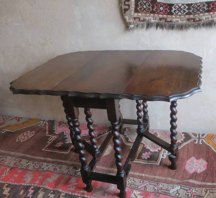 Antique farmhouse patinated extendable table in oak with carved edge, 1900