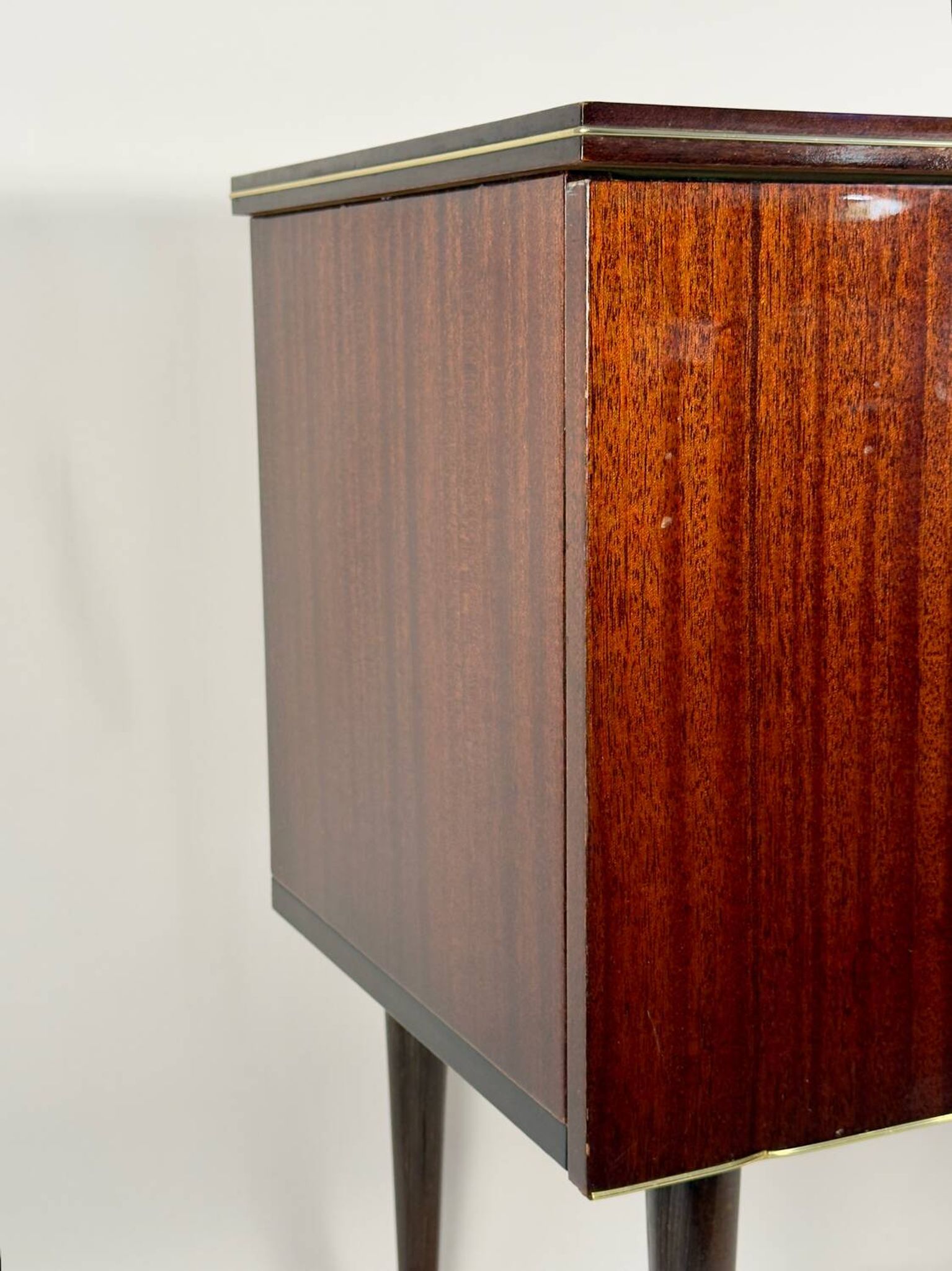 Meuble bar moderne du milieu du siècle sur roulettes en laiton – années 1960