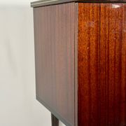 Meuble bar moderne du milieu du siècle sur roulettes en laiton – années 1960