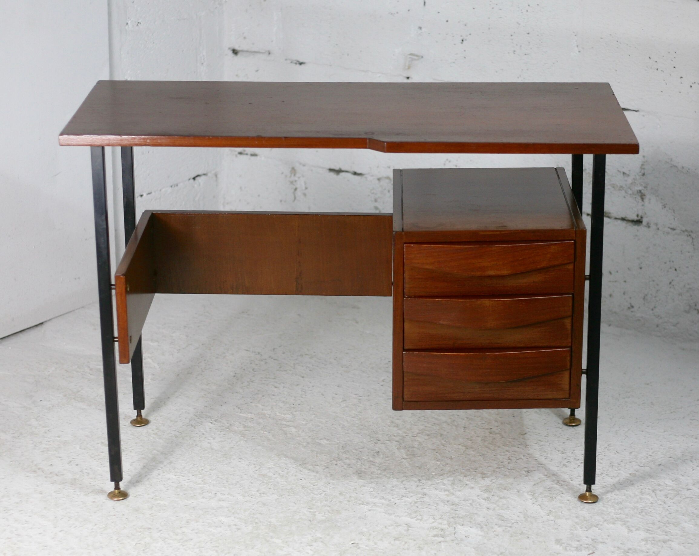 Bureau en bois léger, France, circa 1950