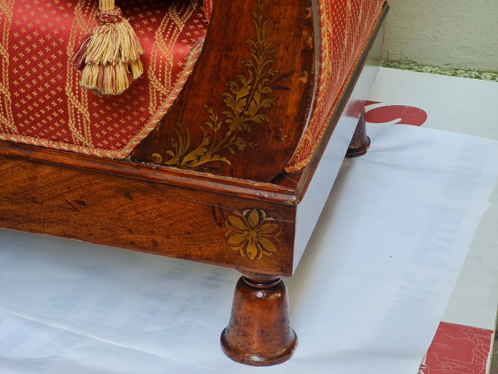 Boat-shaped sofa in 19th-century style