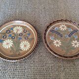 Assiettes en terre cuite vernissée