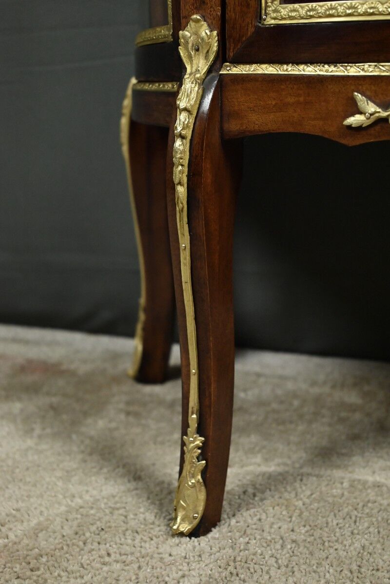 Small mahogany display cabinet, Louis XV to Louis XVI transition style – early 20th century.