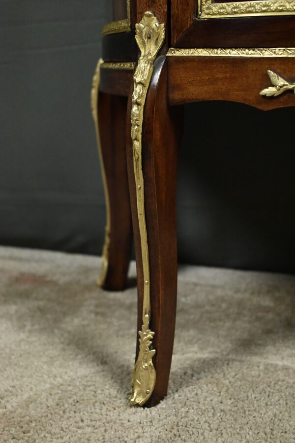 Petite vitrine en acajou, style transition Louis XV Louis XVI – début XXe
