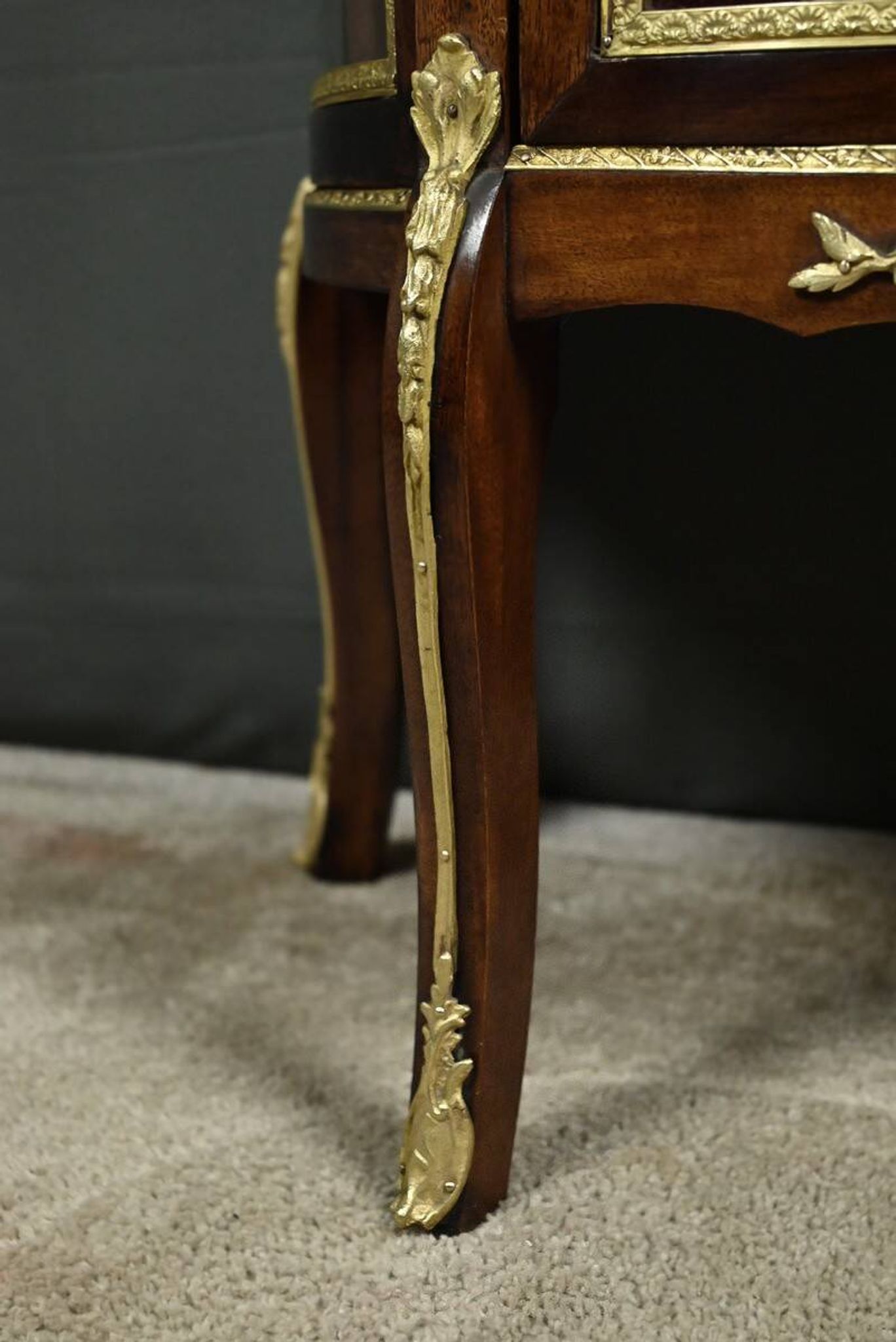 Small mahogany display cabinet, Louis XV to Louis XVI transition style – early 20th century.