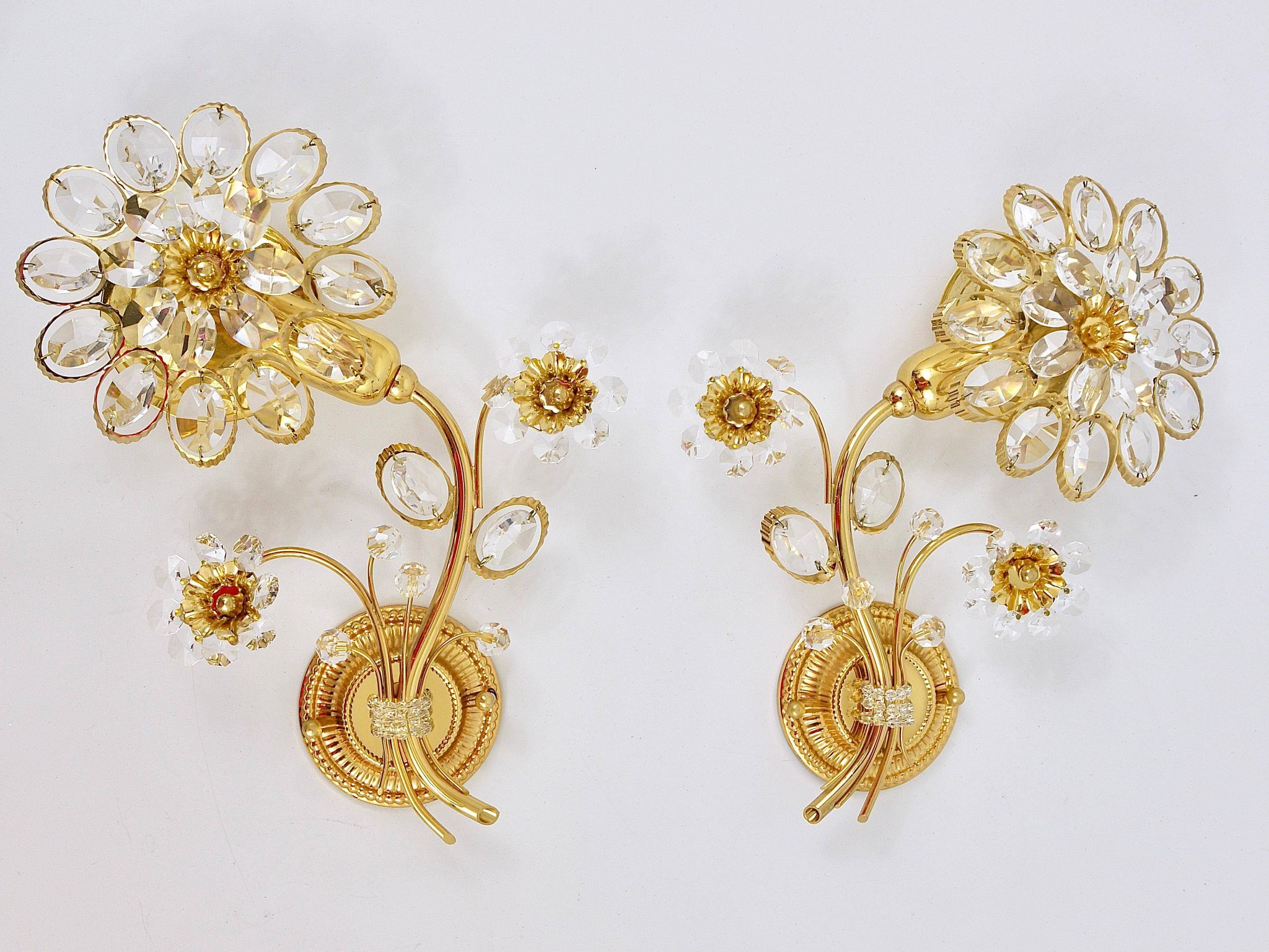 Pair of wall sconces flower in crystal with gilded brass by Ernst Palme, Palwa Germany, 1970s.