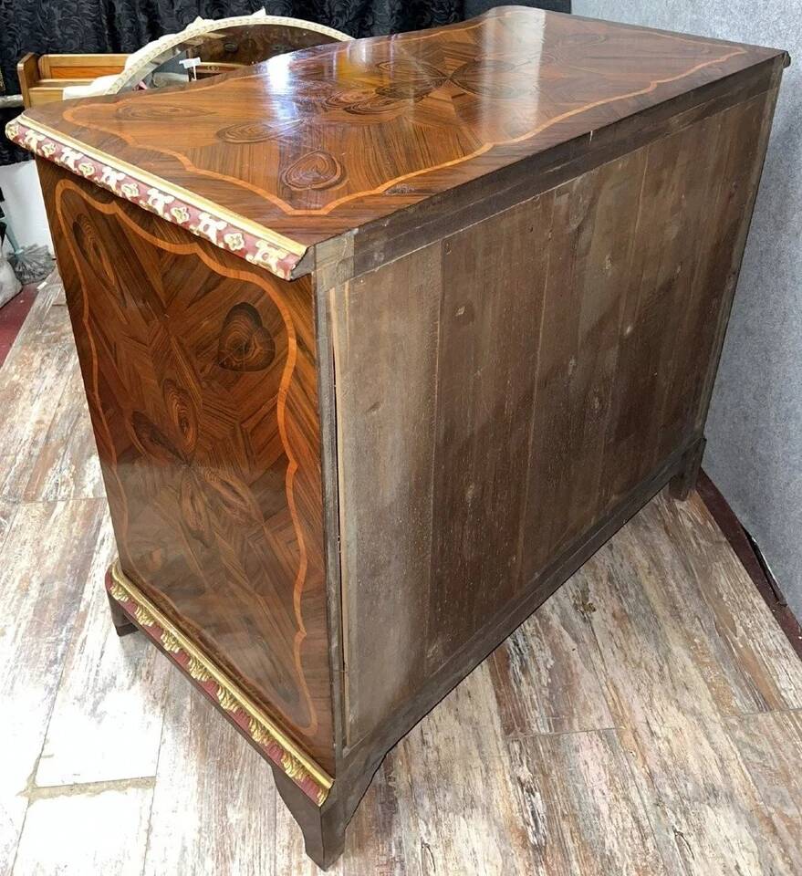 Louis XV style curved chest of drawers in rosewood and rosewood marquetry