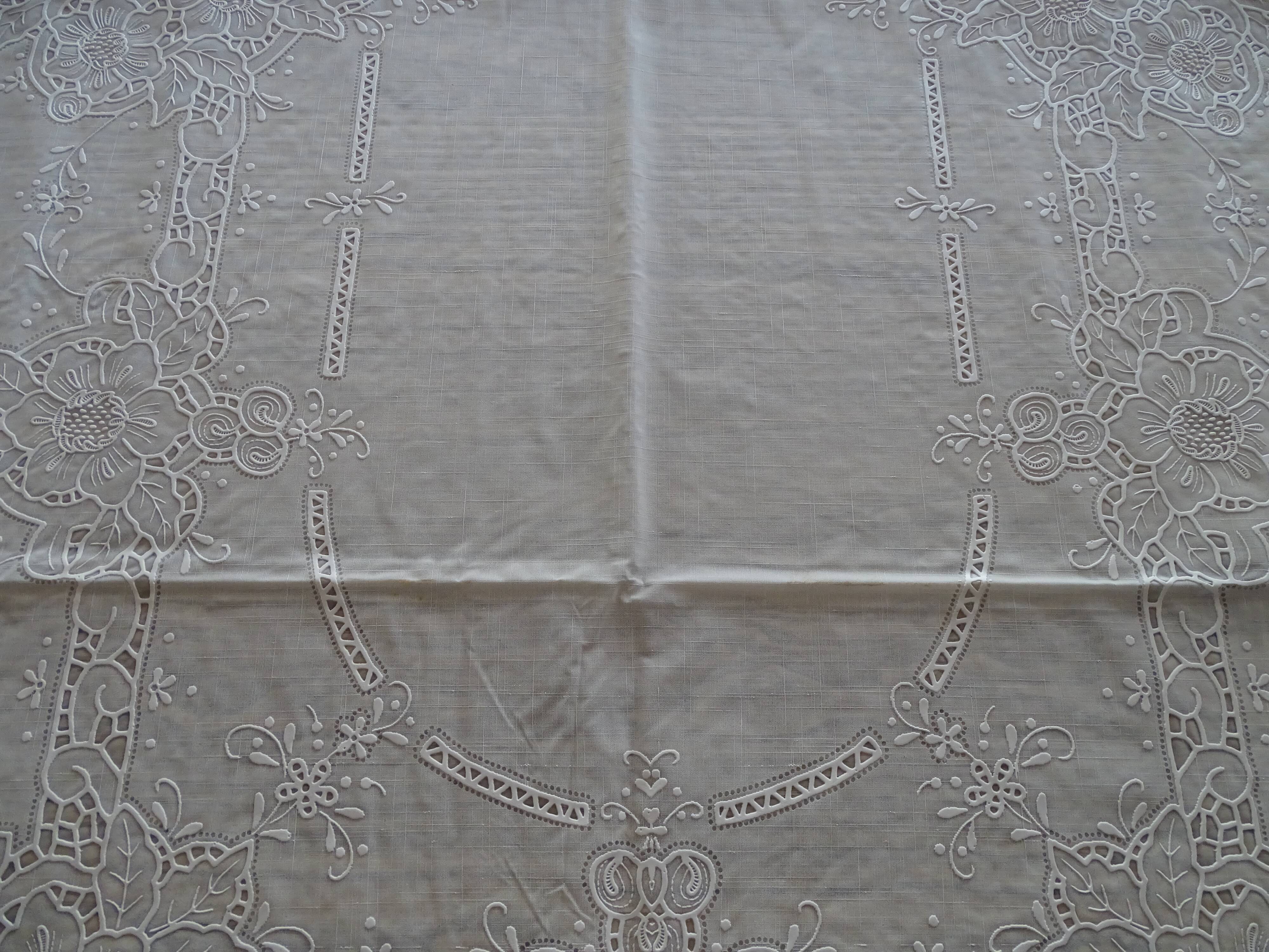 Oilcloth 260 x 150 white flower patterns