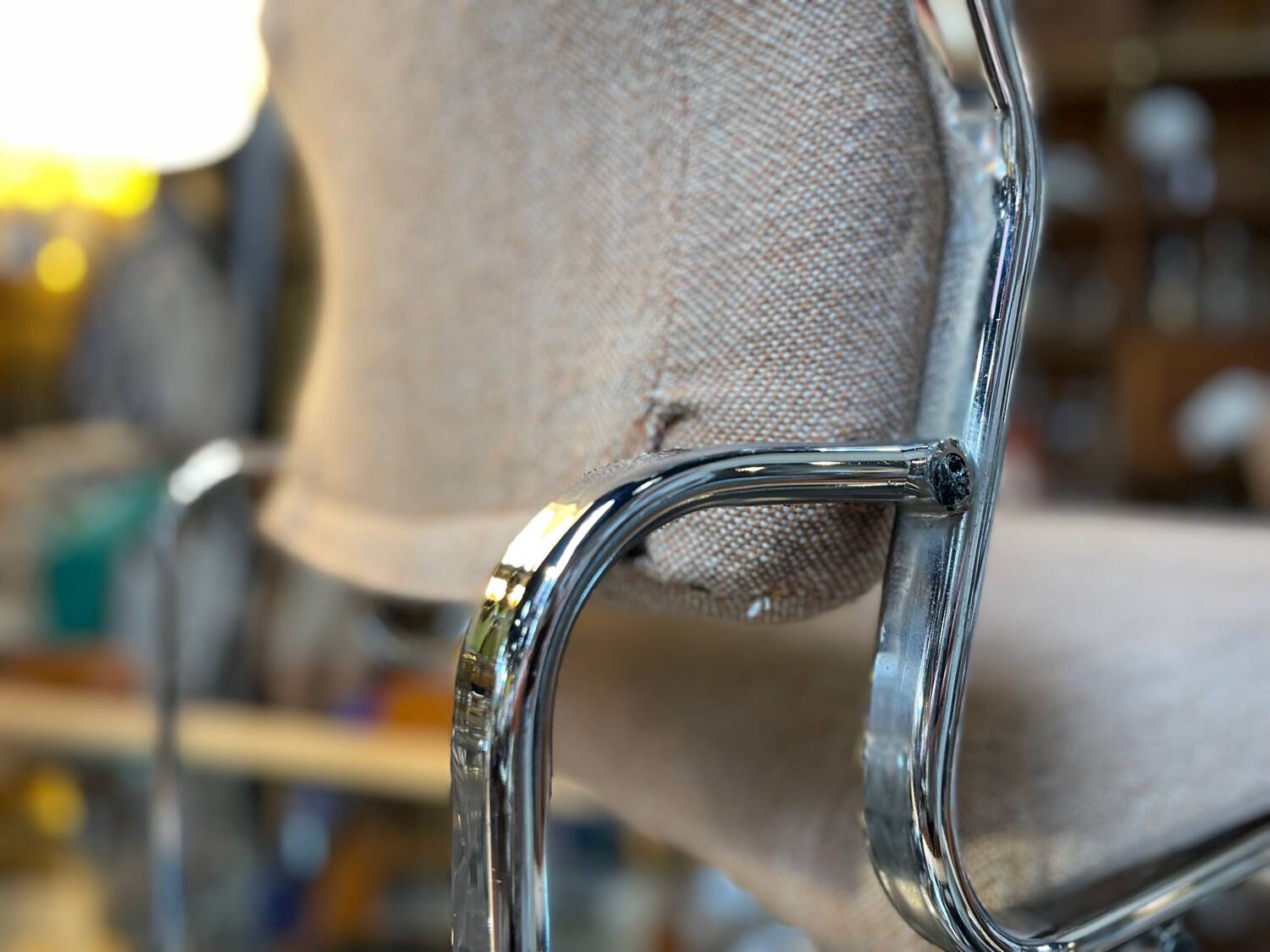 Fauteuil / chauffeuse de salon tissus et chrome Atal 1970