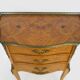 Commode de style baroque en bois avec frise en bronze.