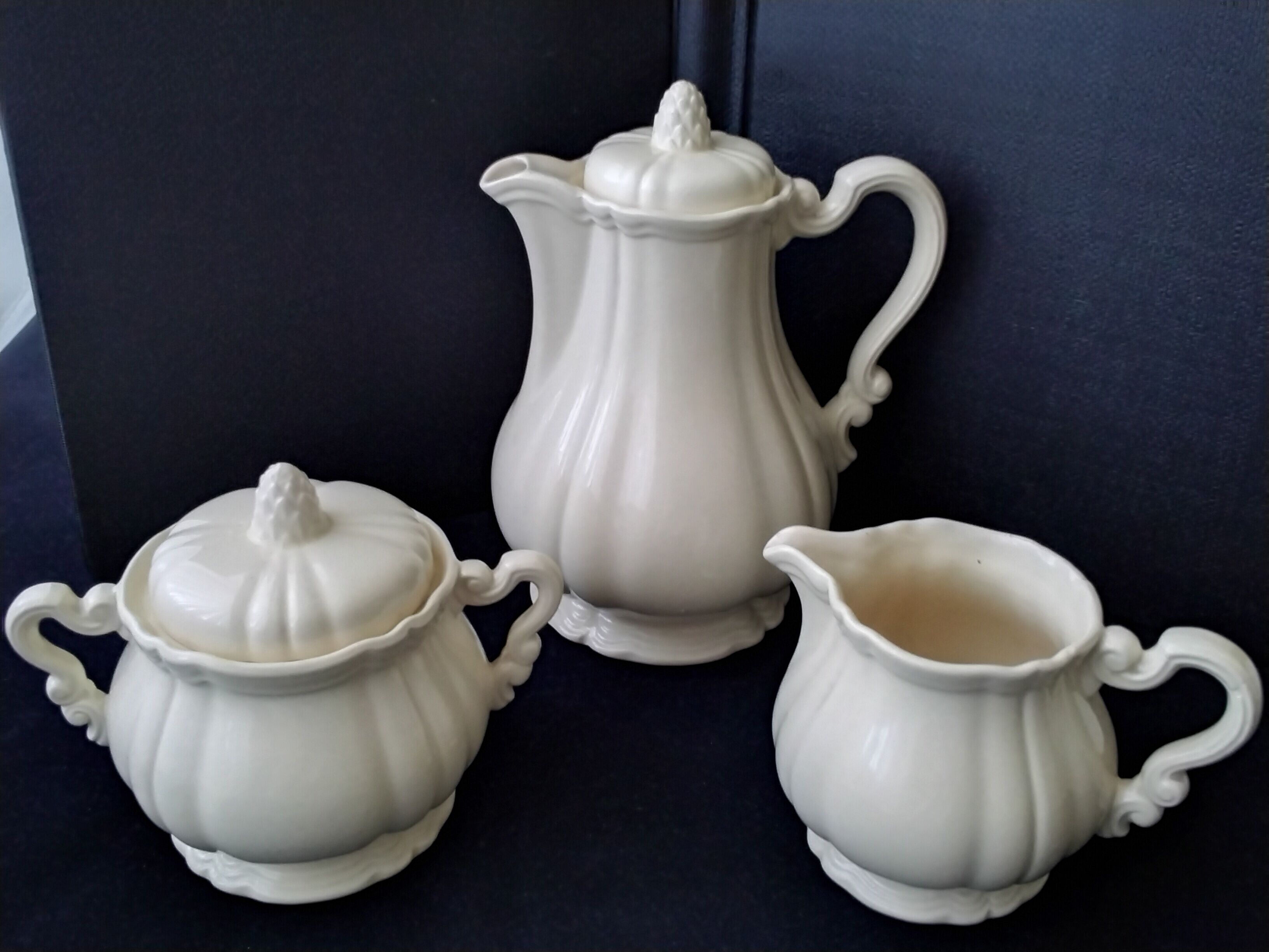 Set Sarreguemines coffee maker, sugar bowl, ivory cream pot