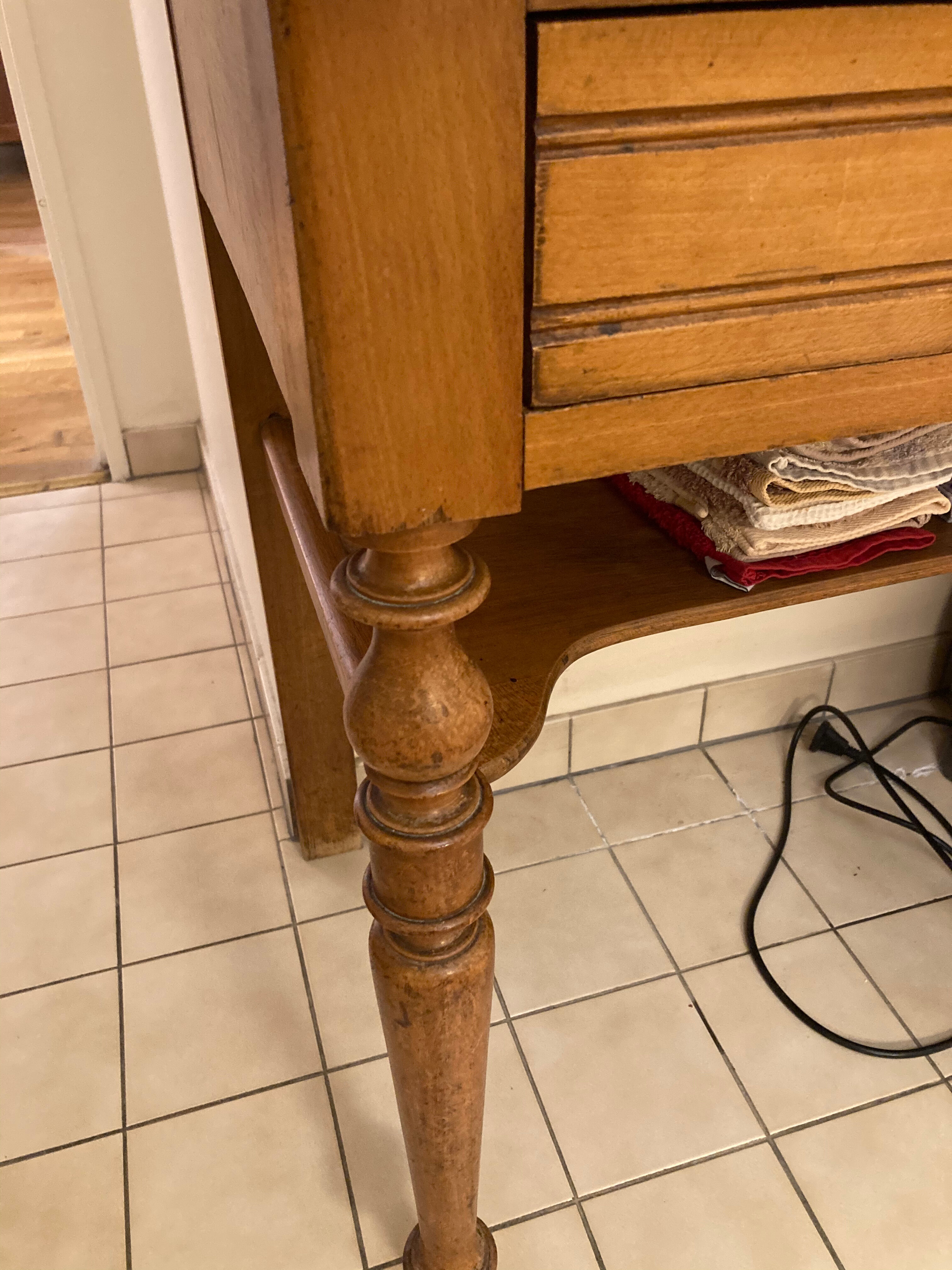 Table de toilette ancienne en bois blond avec dessus marbre en parfait état