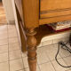 Table de toilette ancienne en bois blond avec dessus marbre en parfait état