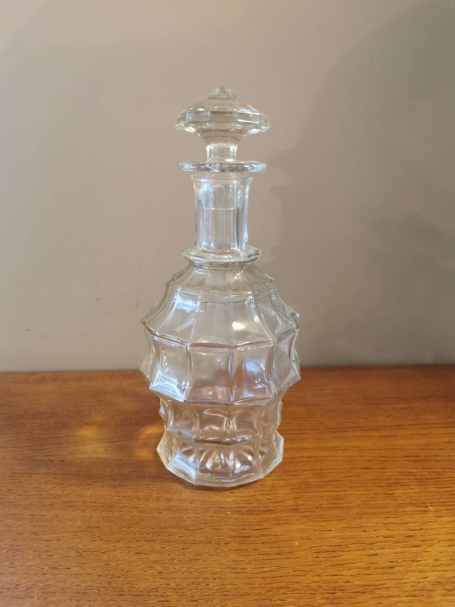Carafe vintage en verre à facettes