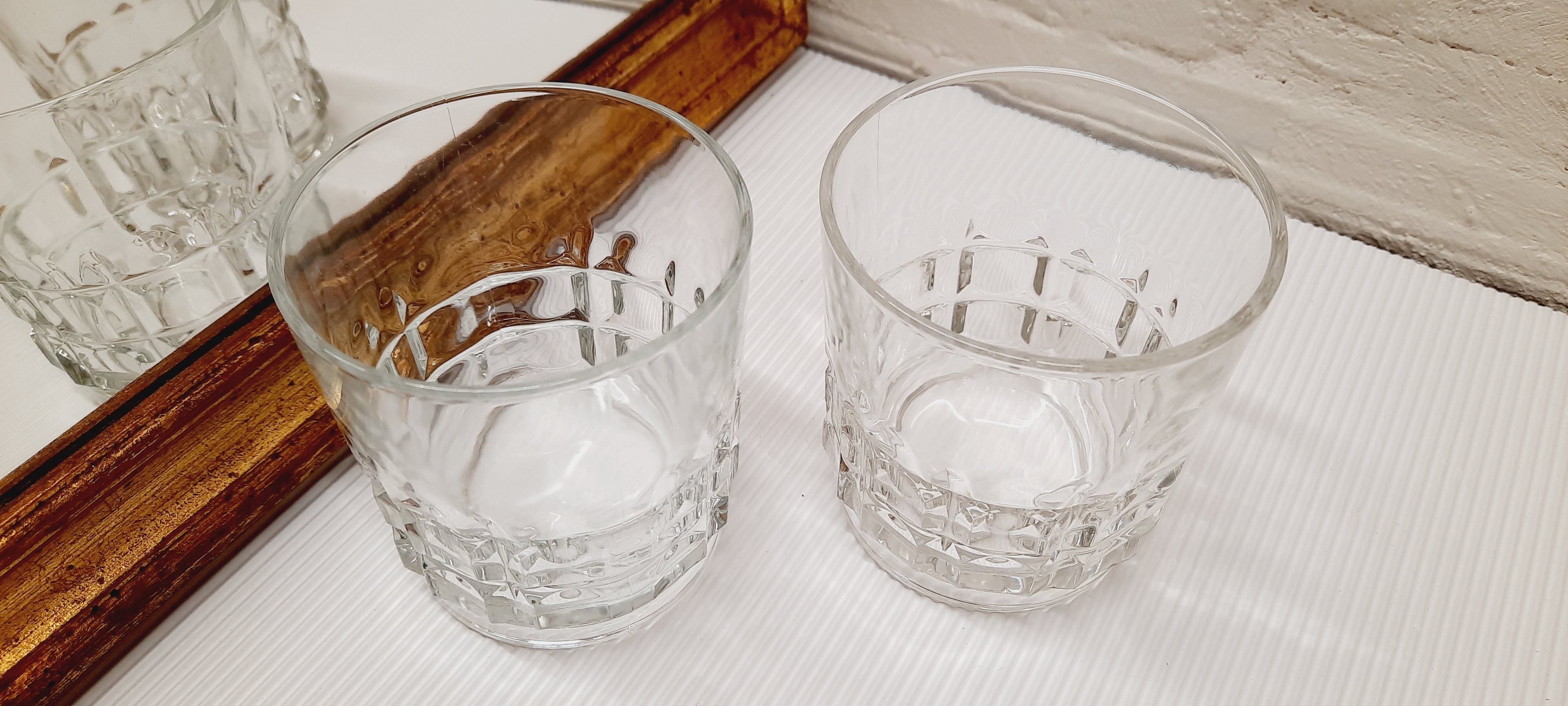 Pair of whisky glasses chiseled glass