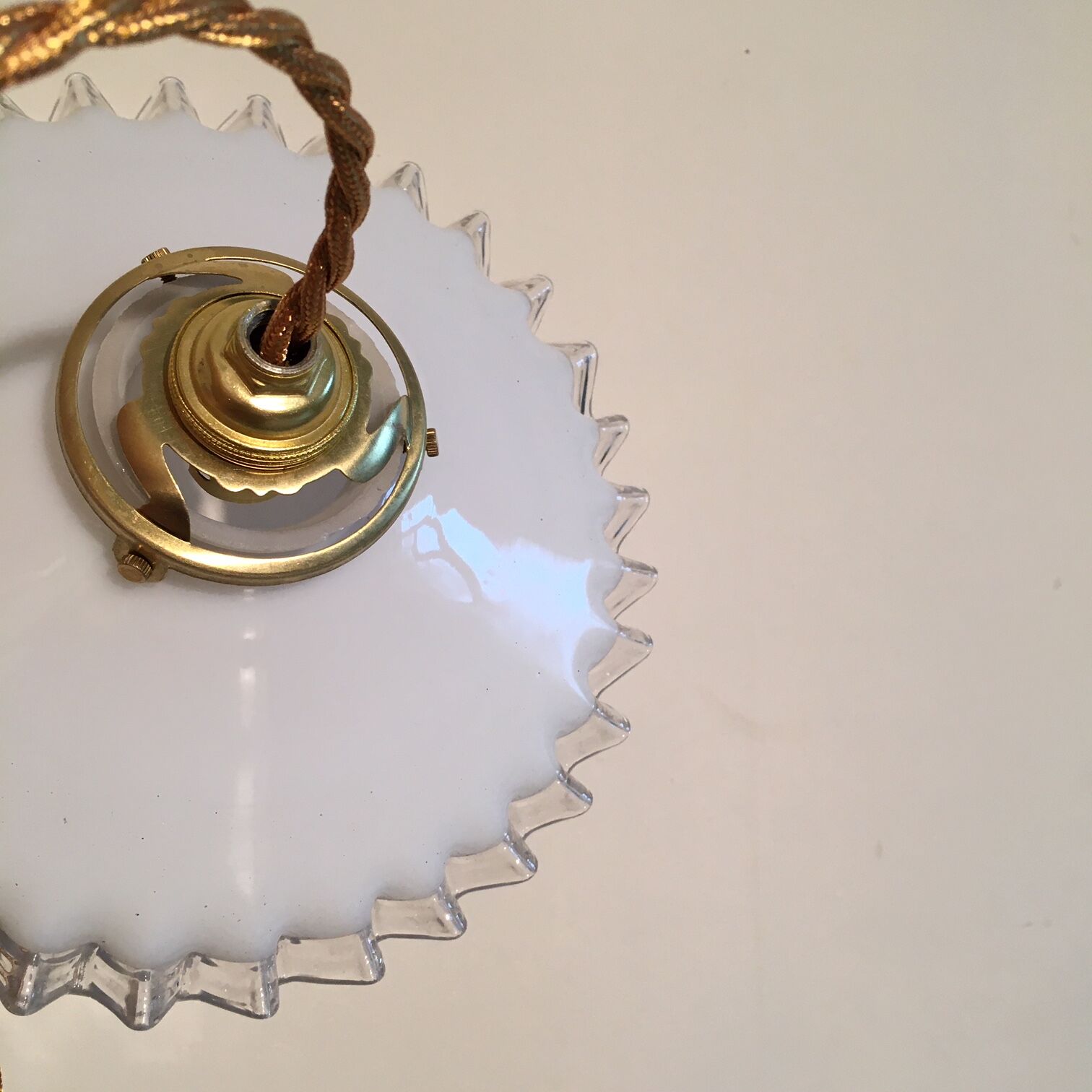 Pair of white opaline hanging with transparent serrated edges