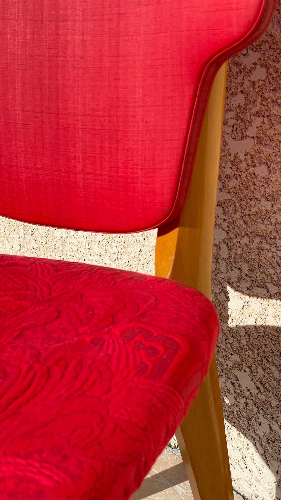 Chaise rétro vintage rouge graphique