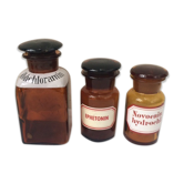 Lot de trois flacons d'apothicaire, collection pharmacie, en verre épais ambré