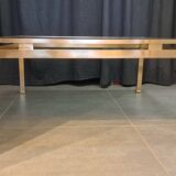 Table basse Guy Lefevre en laiton et verre