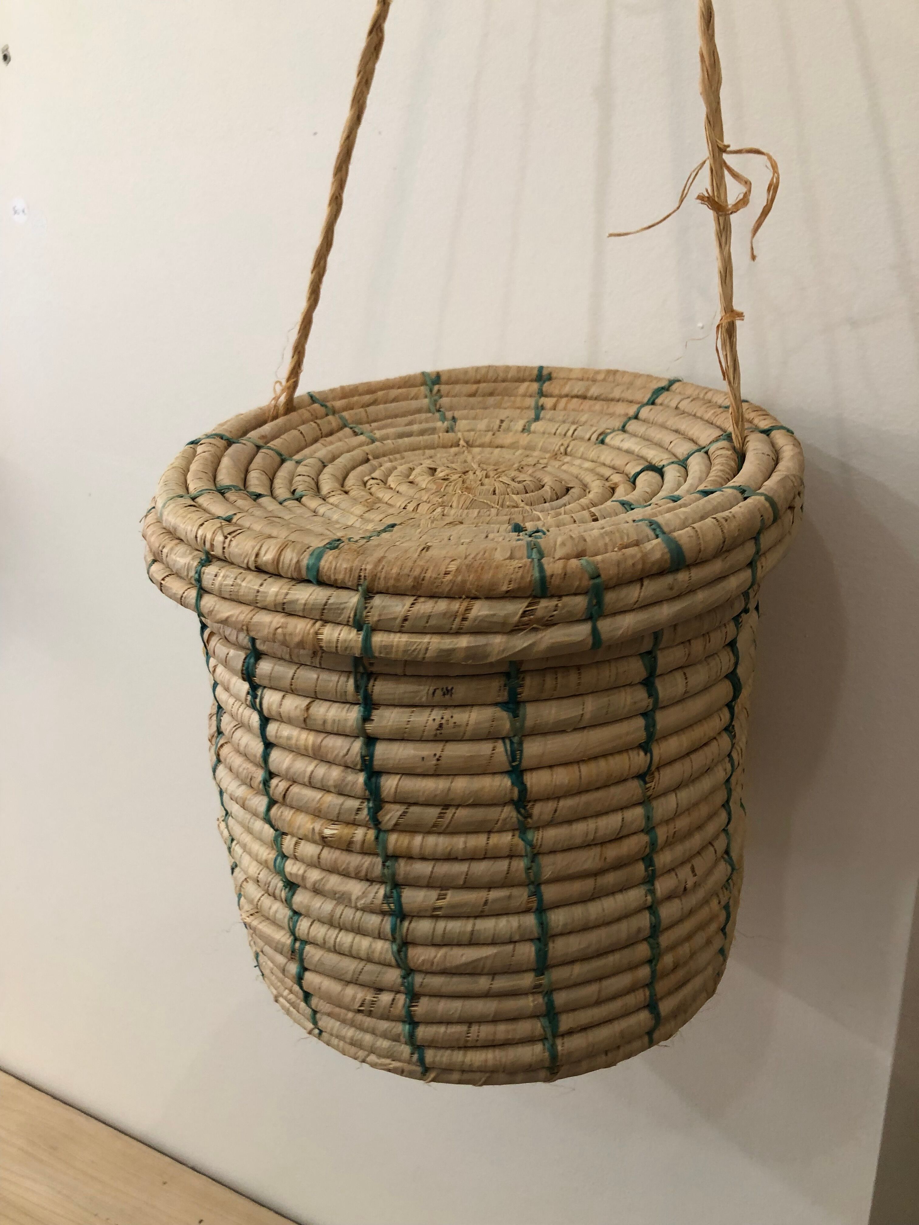 Wicker basket to hang