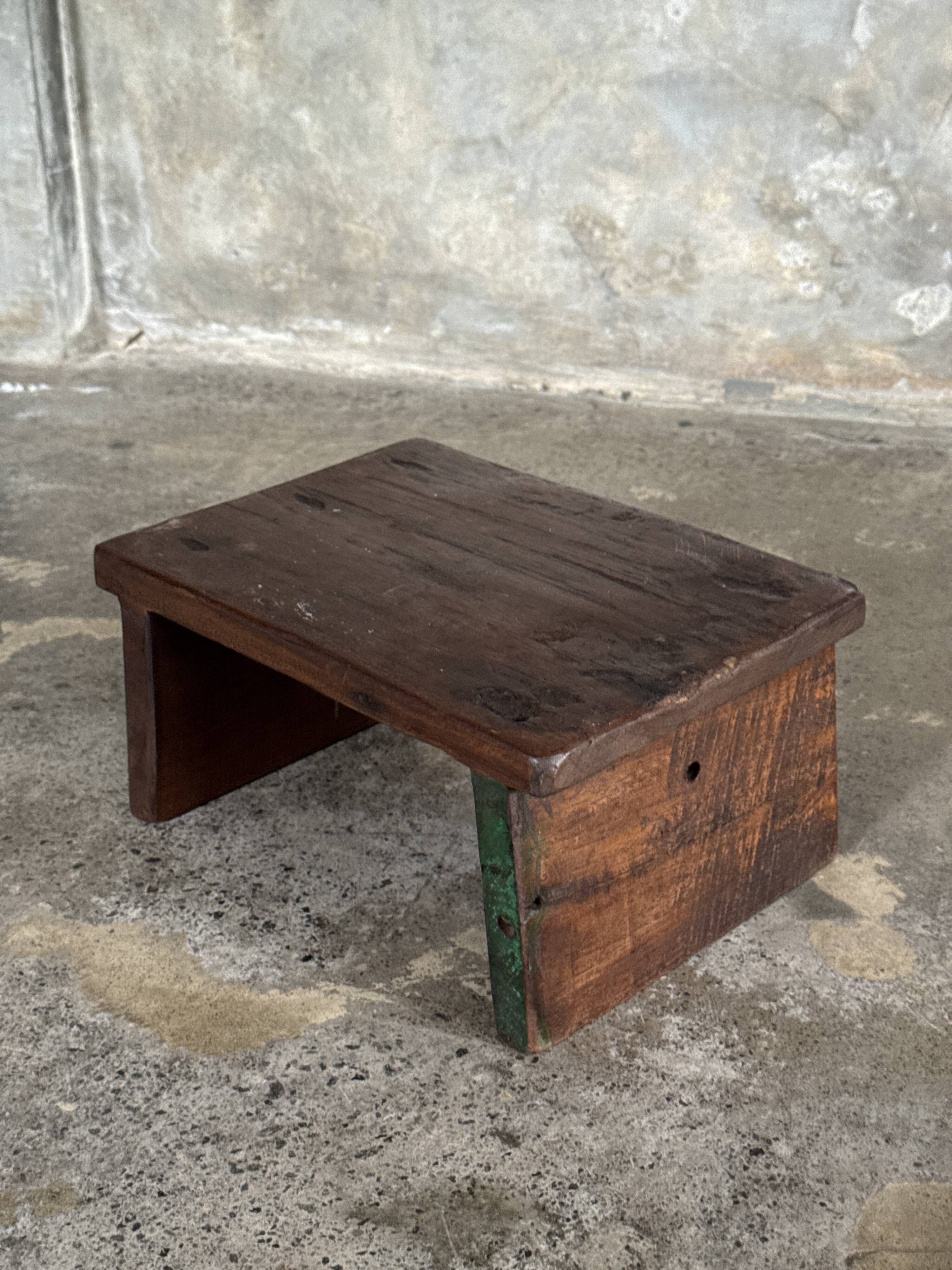 Small auxiliary stool in upcycled teak with traces of green chrome on the leg.