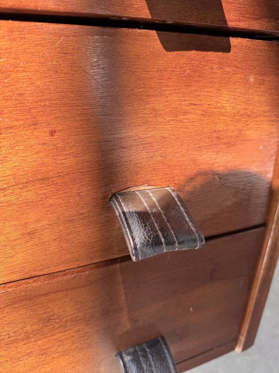 Commode teck poignées cuir 1960