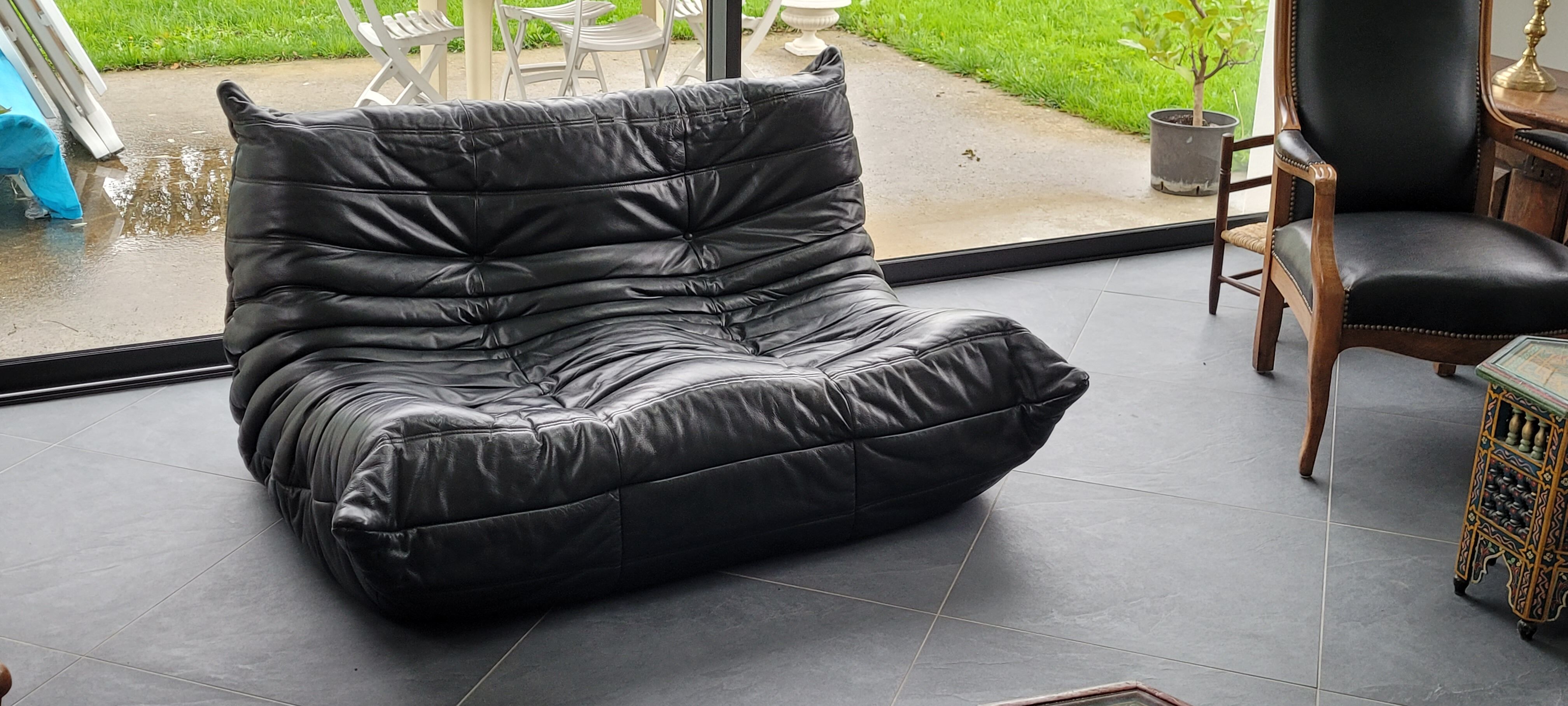 Canapé Togo cuir noir 2 places par Michel Ducaroy pour Ligne Roset en 1973