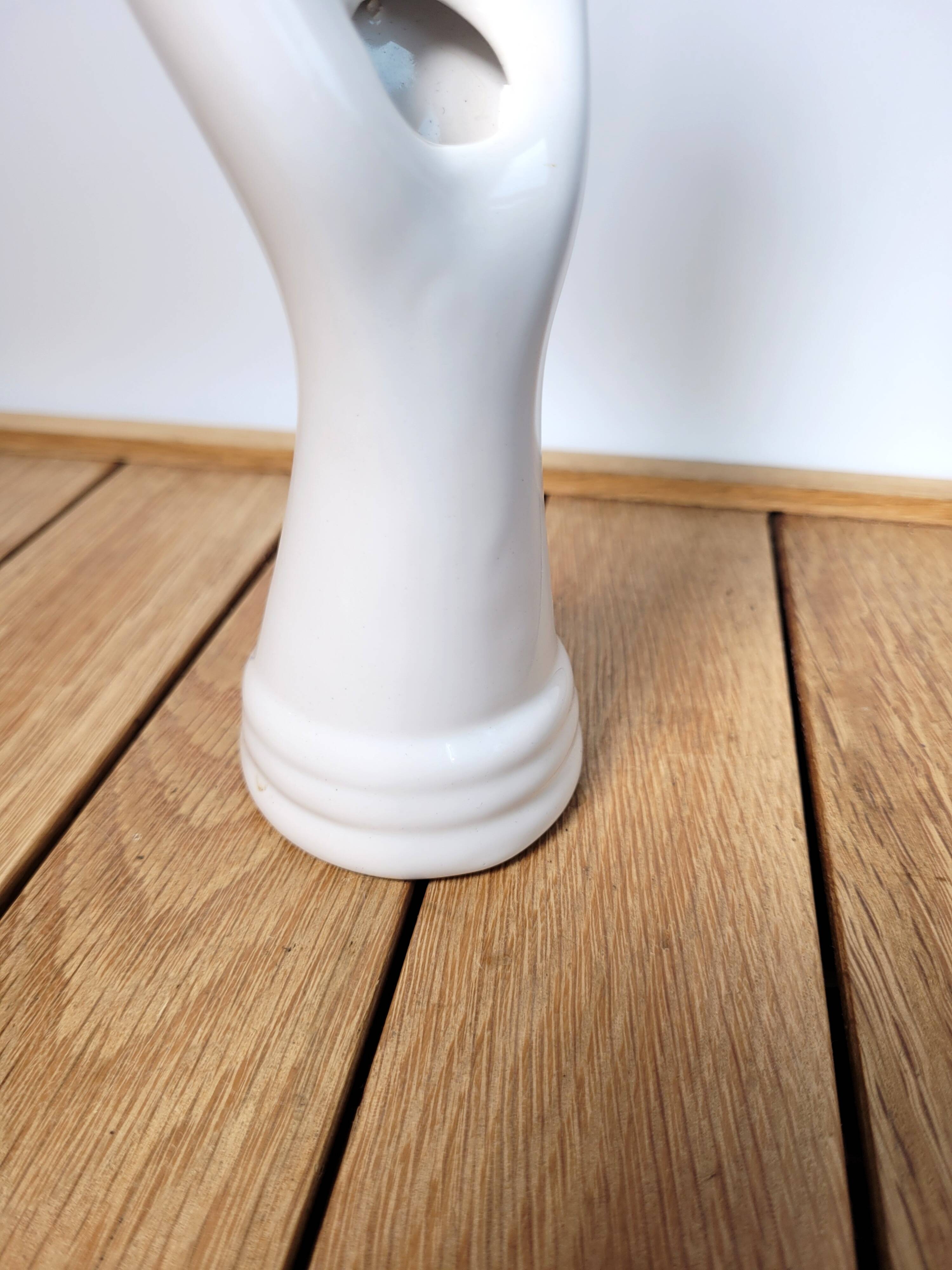 White soliflore ring sizer with bracelets