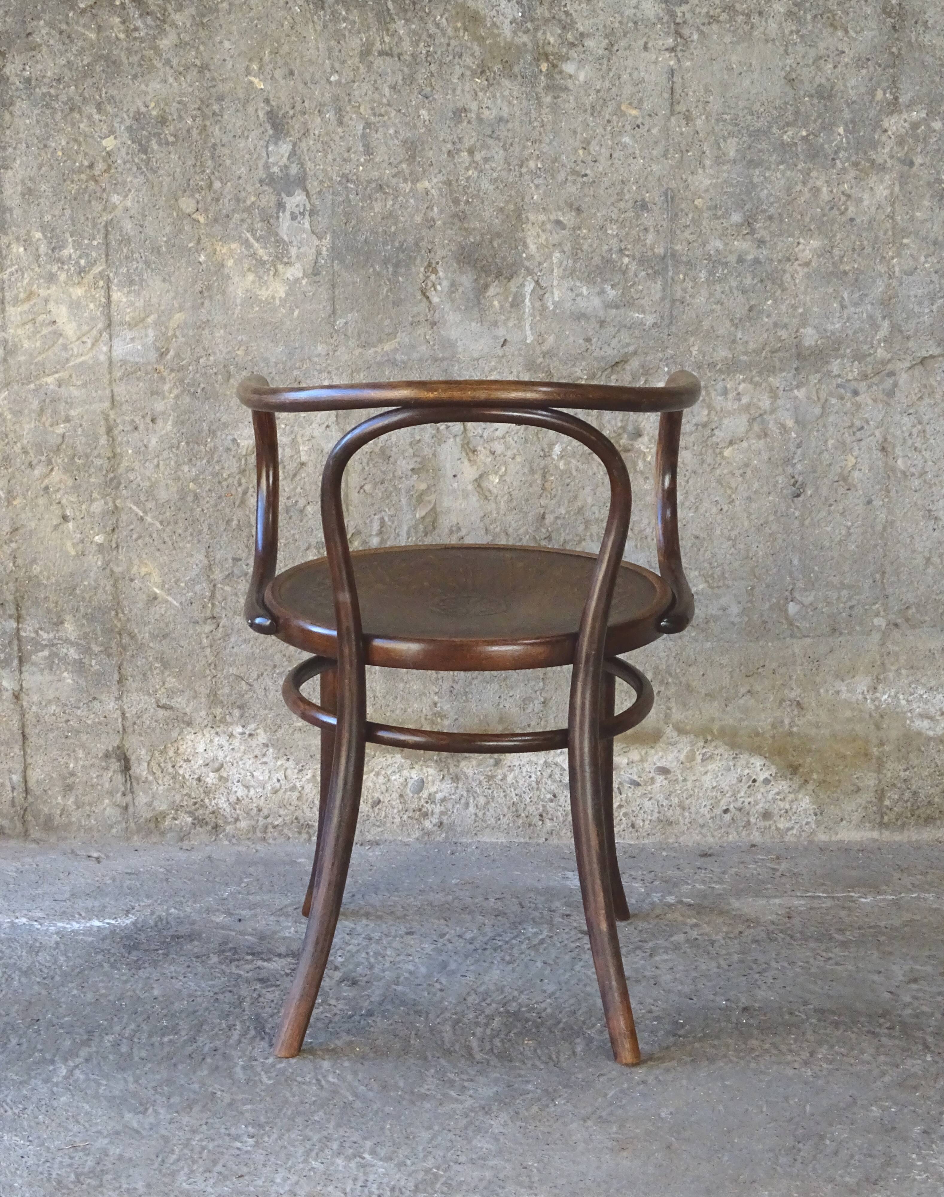 Chair Thonet B9 says Le Corbusier 1902 sitting wood