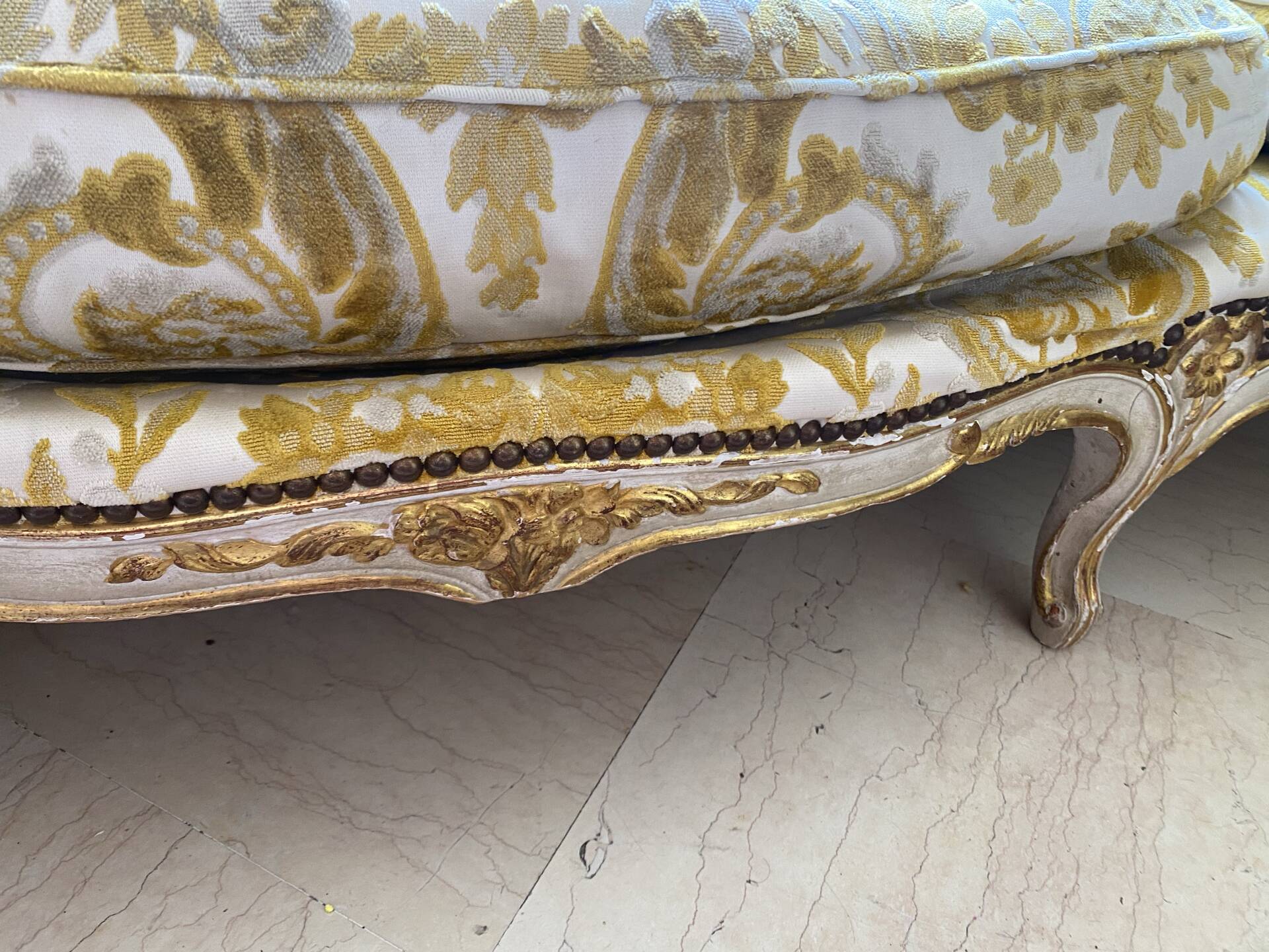 2 fauteuils et un canapé vintage velours jaune et or.