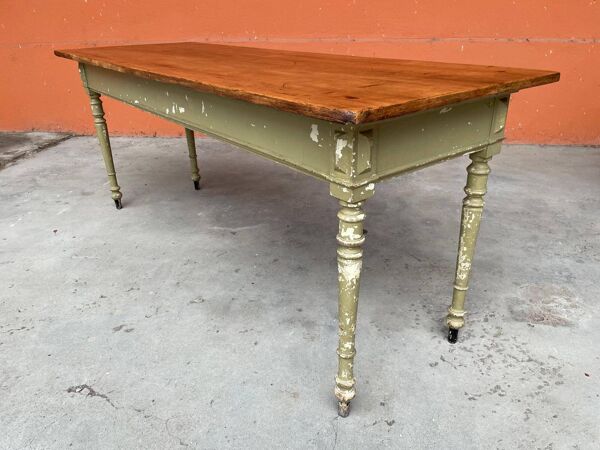 Grande table de café bistrot en bois patiné
