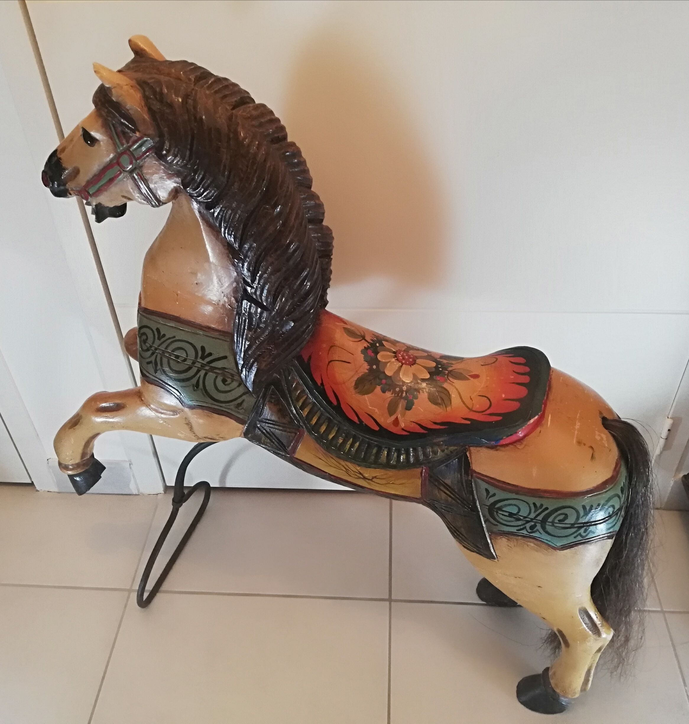 Cheval cabré de manège ou de carrousel forain en bois