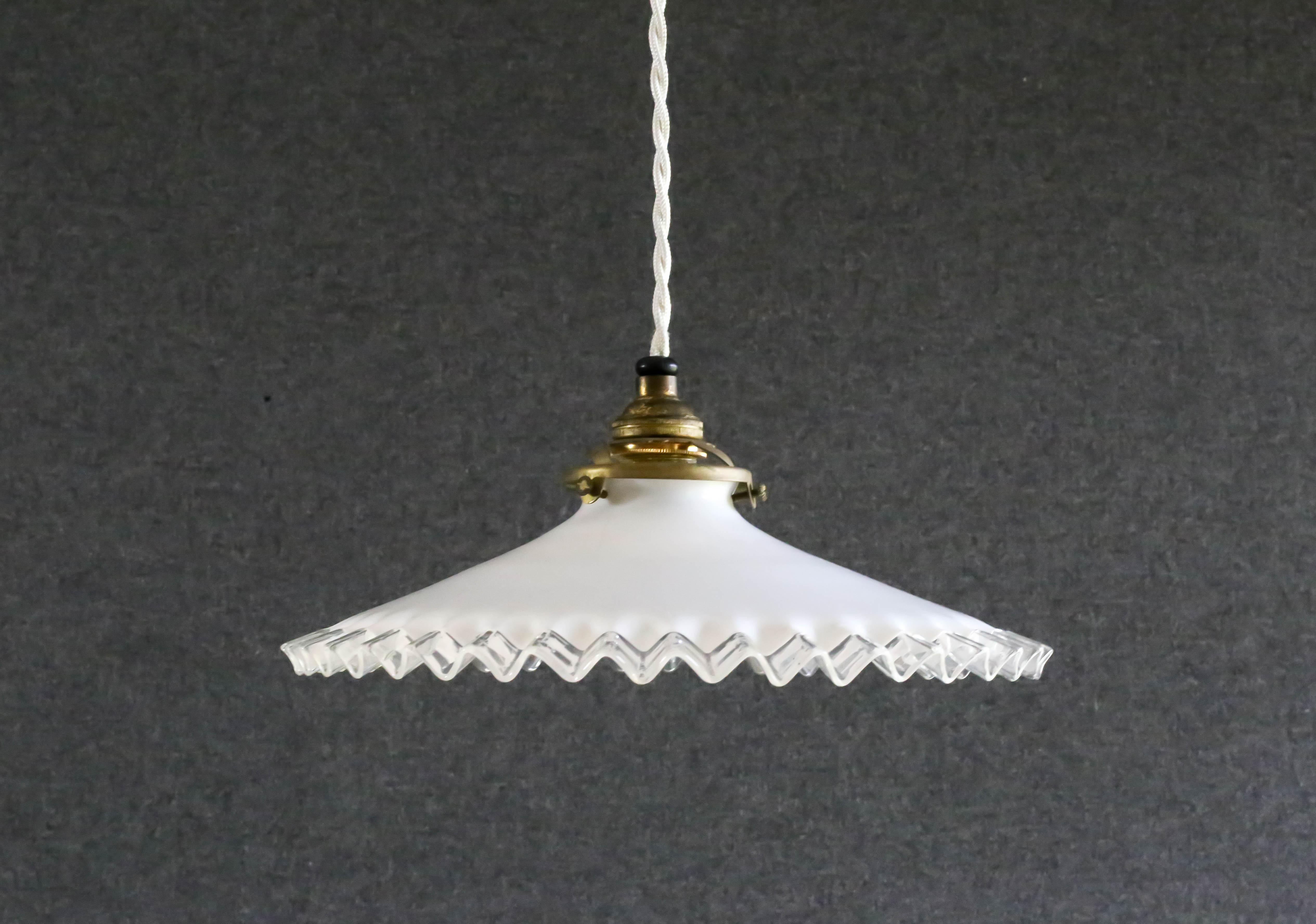 Suspension in white opaline mounted with socket and vintage claw - new cable