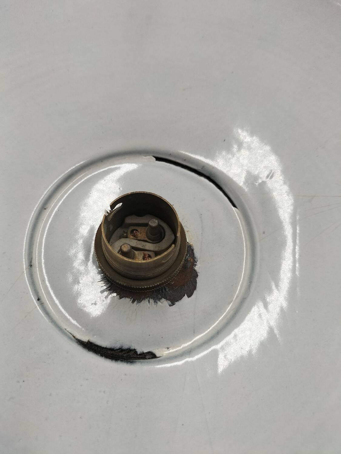 2 enamelled sheet metal suspensions