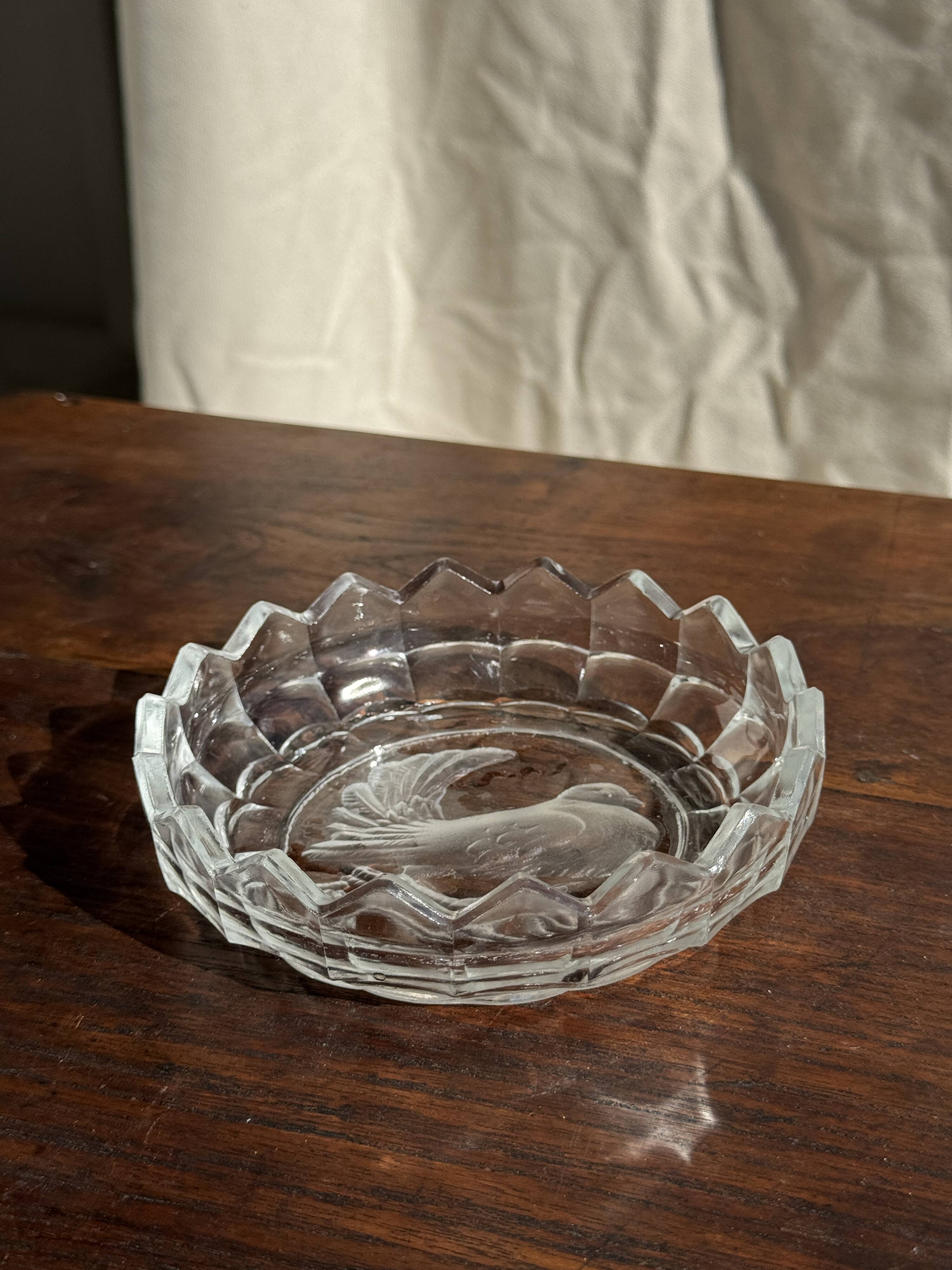 Pressed glass ashtray with dove pattern D:13.5